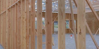 Kumlu zemin geniş ile dikey bazı ahşap kirişler