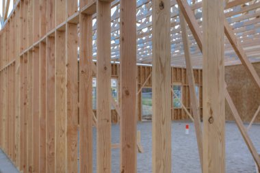 Kumlu zemin ile dikey bazı ahşap kirişler