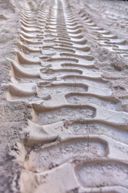 Lastik traktör işaretleri içine kum inşaat yard