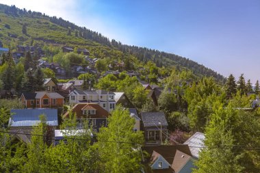 Park City ağaçları arasında Tepedeki ev
