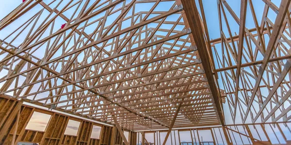 Regardant vers le haut de nouvelles poutres de bois de construction pano large — Photo