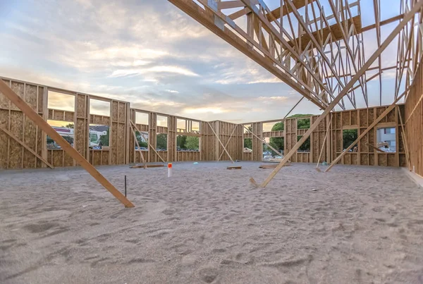 Vigas de arena y madera en construcción nueva —  Fotos de Stock