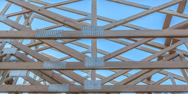 Горизонтальні балки дерев'яного будівельного панораму — стокове фото