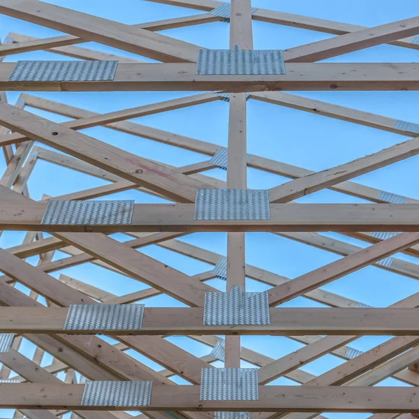 Die horizontalen Balken eines hölzernen Gebäudevierecks — Stockfoto
