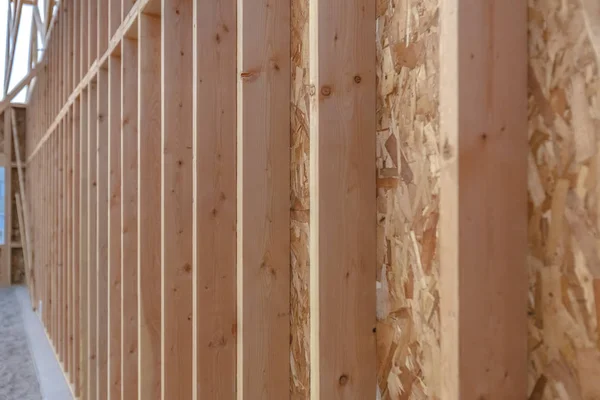 Vigas de parede com dobra de madeira em construção — Fotografia de Stock