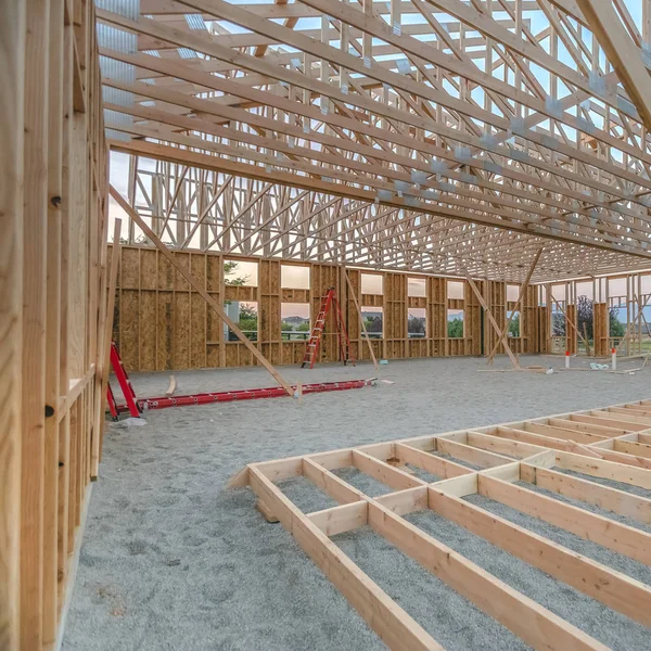 Vigas de madera en un nuevo desarrollo escaleras rojas —  Fotos de Stock