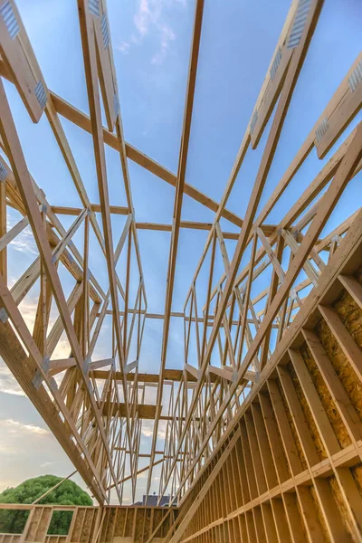 Holzdach in einem im Bau befindlichen Gebäude — Stockfoto