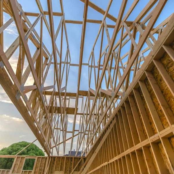 Toiture inachevée en bois dans un bâtiment en construction — Photo