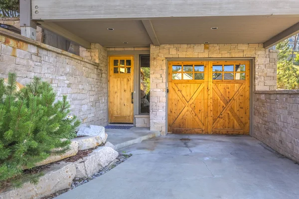 Entrada de garaje con ladrillo de piedra y puertas de madera — Foto de Stock