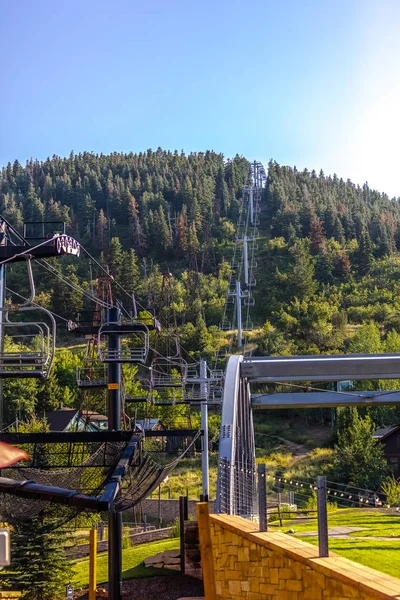 Lange Sicht auf Sessellift im Sommer Park City — Stockfoto