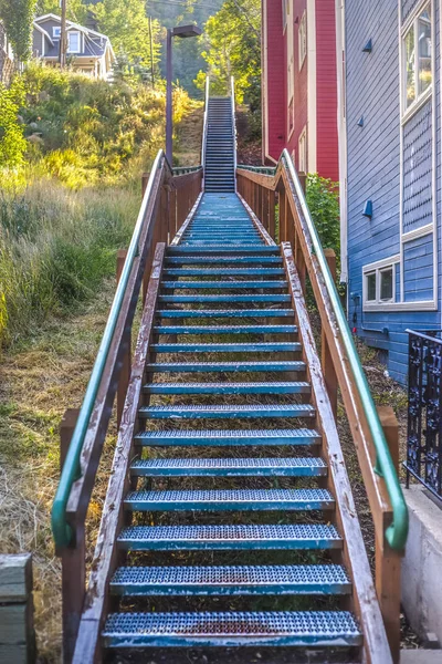 Escaleras al aire libre cerca de casas residenciales Park City —  Fotos de Stock