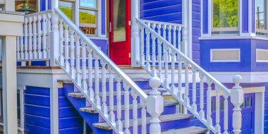 Beyaz açık tırabzan mavi ev kırmızı kapı pano