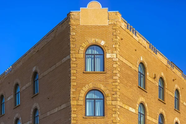 Cielo azul detrás del edificio de la esquina con sol del mediodía — Foto de Stock