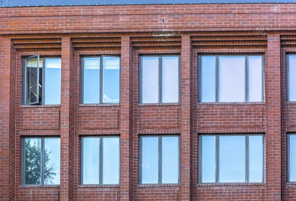 Apartamentos Park City con ventanas reflectantes en color verde azulado — Foto de Stock