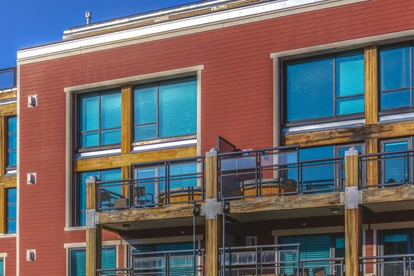 Vensters en balkon van appartementen in Park City — Stockfoto