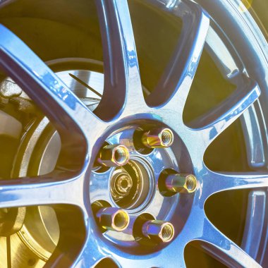 Bir araba ile altın yansıtıcı mavi jantlar cıvata