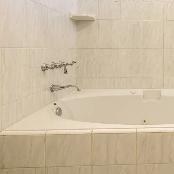 Bad met kraan en zeep schotel op witte tegel — Stockfoto