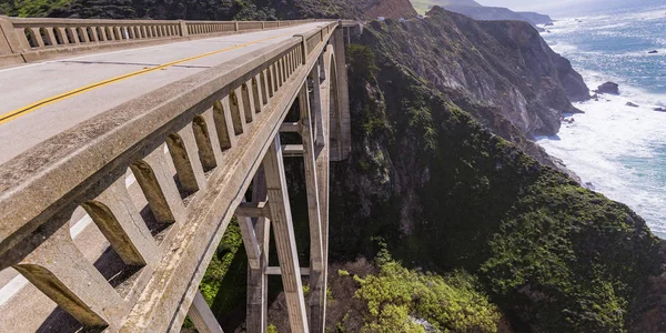 Bixby Ponte sulla montagna rocciosa con vista sull'oceano — Foto Stock