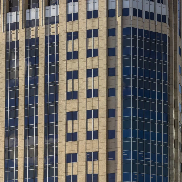 Fachada de un edificio con ventanas de cristal azul — Foto de Stock