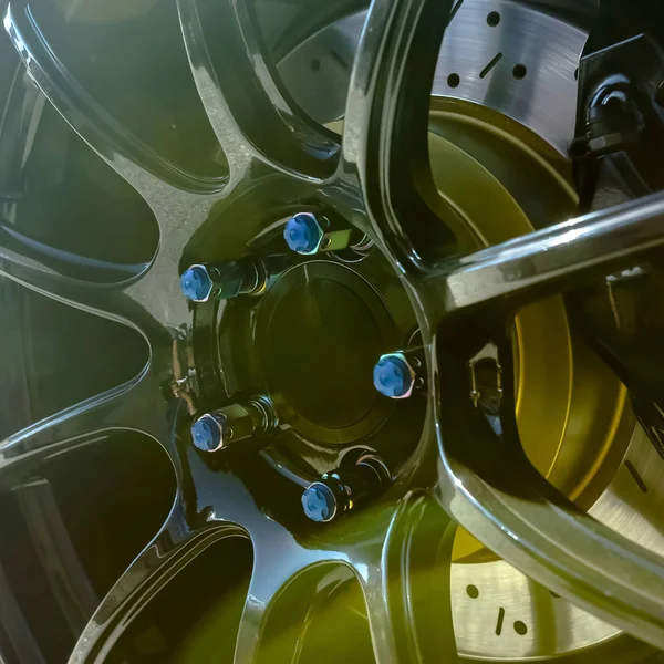 Cerchio nero lucido con copribulloni blu di una ruota — Foto Stock