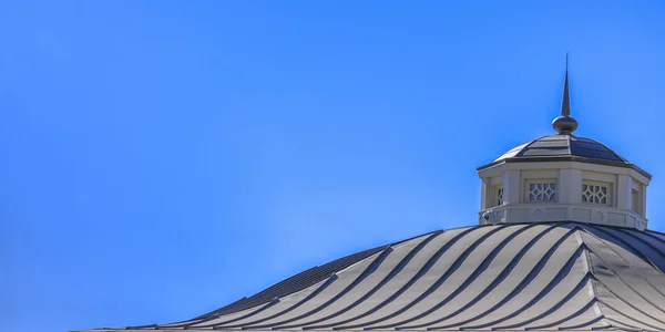 Techo con punta puntiaguda contra el cielo azul — Foto de Stock