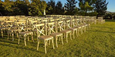 Ağaçlar ve dağ manzaralı bir Bahçe sandalyeler