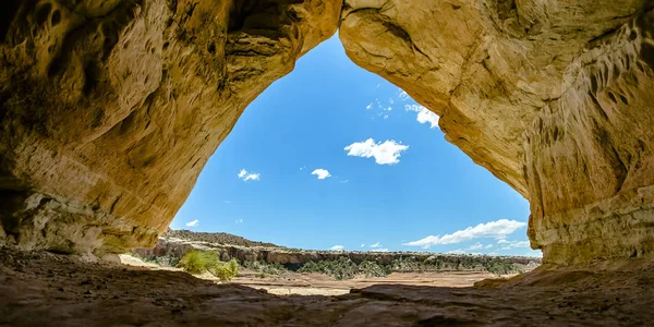 ユタ州モアブの洞窟のエントリの方法 — ストック写真
