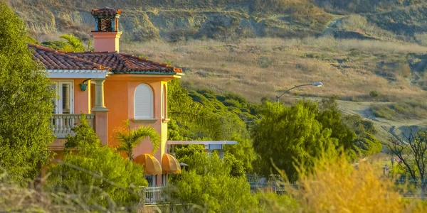 Lujosa casa en una montaña en California — Foto de Stock