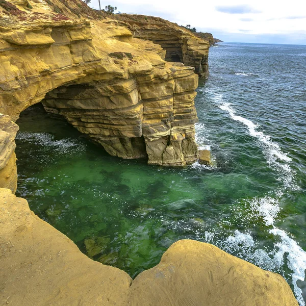 Grotta accidentata e scogliera che costeggia l'Oceano Pacifico — Foto Stock