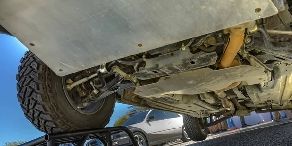 Roda em um bloco mostrando sob o chassi de um carro — Fotografia de Stock