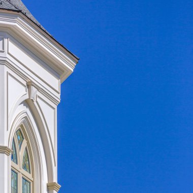 Mavi gökyüzü karşı dekoratif pencere ile bina