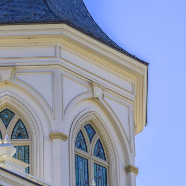 Vitray kemerli Windows ile bina