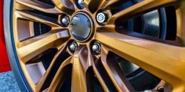 Altın lastik jant aracılığıyla gösterilen disk sonu ile