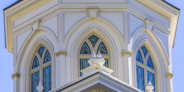 Süslü vitray pencere, beyaz bir bina