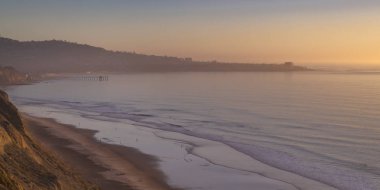Gün batımında San Diego'da tenha Siyahlar Beach