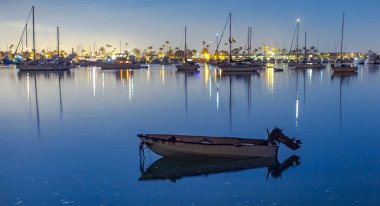 Ahşap tekne ve San Diego liman alacakaranlıkta