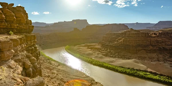 Colorado Nehri boyunca dik ve engebeli kanyonlar — Stok fotoğraf