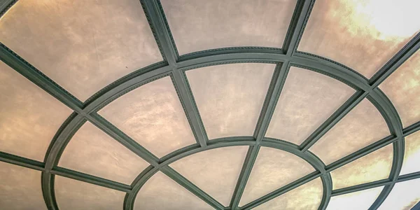 Primer plano del techo acanalado con patrón radial —  Fotos de Stock