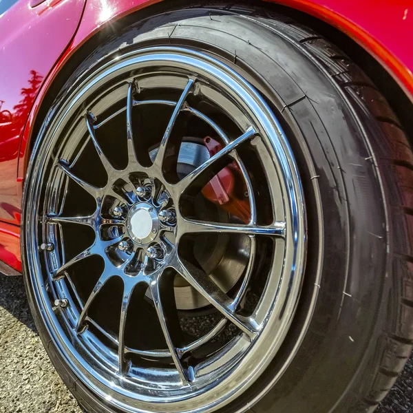 Coche rojo con llanta plateada en sus ruedas —  Fotos de Stock