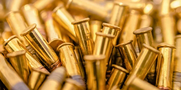 Reflektierende goldene Kugeln aneinandergereiht — Stockfoto