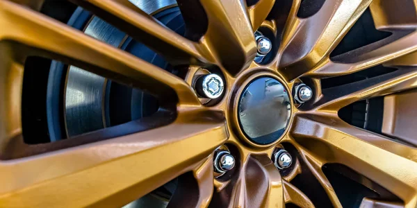 Jante d'une roue de voiture à rayons dorés — Photo