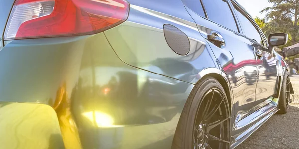 Sonnenlicht reflektiert das Äußere eines glänzenden Autos — Stockfoto