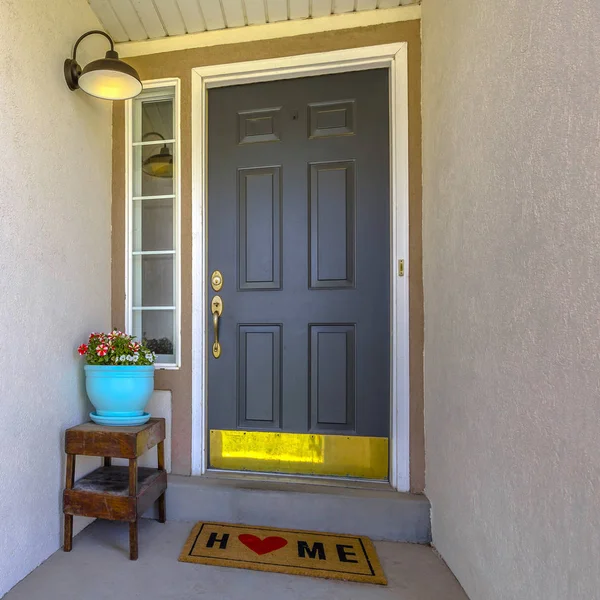 Haustür eines Hauses mit Lampenblume und Fußmatte — Stockfoto