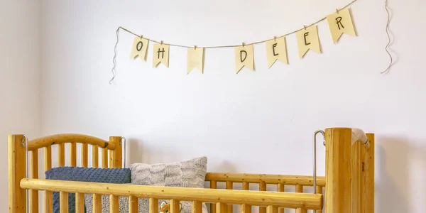 Vivero con cuna de madera y banderines en la pared —  Fotos de Stock