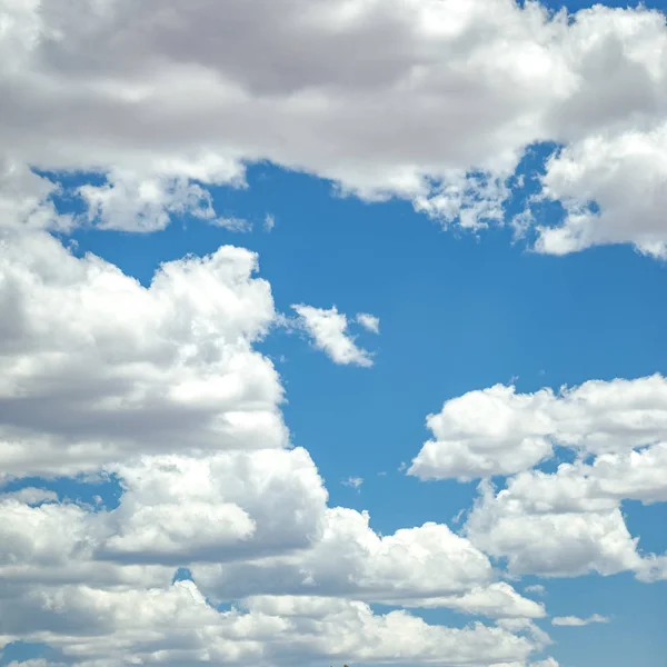 Nuvole cumulus gonfie sul cielo blu abbagliante — Foto Stock