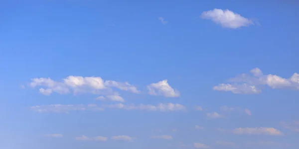 Céu azul sereno com nuvens inchadas no Daybreak Utah — Fotografia de Stock