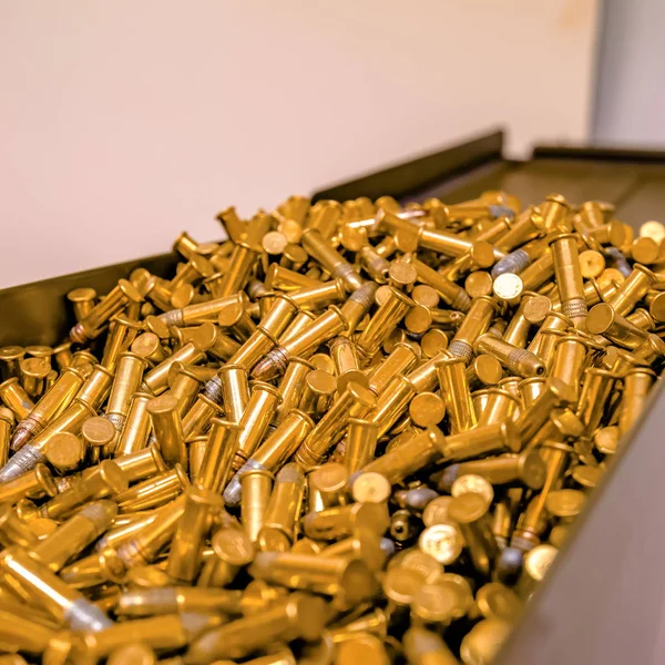Λαμπερά Χρυσές σφαίρες μέσα σε ένα μεταλλικό δοχείο — Φωτογραφία Αρχείου