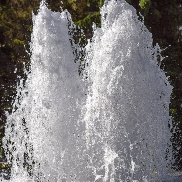 Jatos gêmeos de água surgindo para cima em uma fonte — Fotografia de Stock