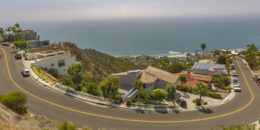 Evler ve yolda bir tepe Laguna Beach CA