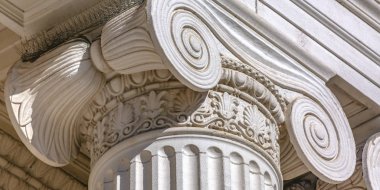 Haşere kontrolü üzerine beyaz bir sütun çivili